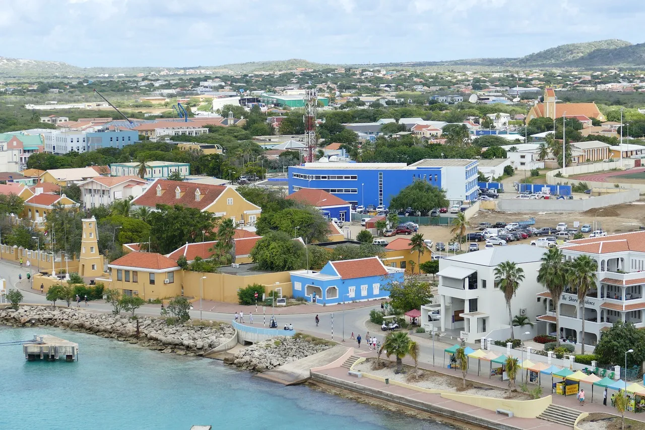 Kralendijk op Bonaire, gezien vanaf het water