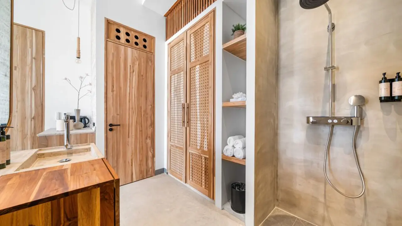 Inloopdouche met regendouche en houten wastafel in een Deluxe kamer van Van der Valk Bonaire