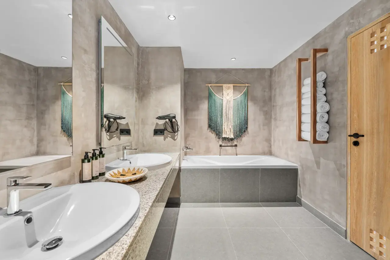 Badkamer van een King Suite van Van der Valk Bonaire met dubbele wastafel en ligbad