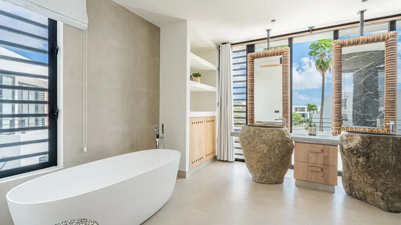 Penthouse-badkamer van Van der Valk Bonaire met vrijstaand bad en twee stenen waskommen