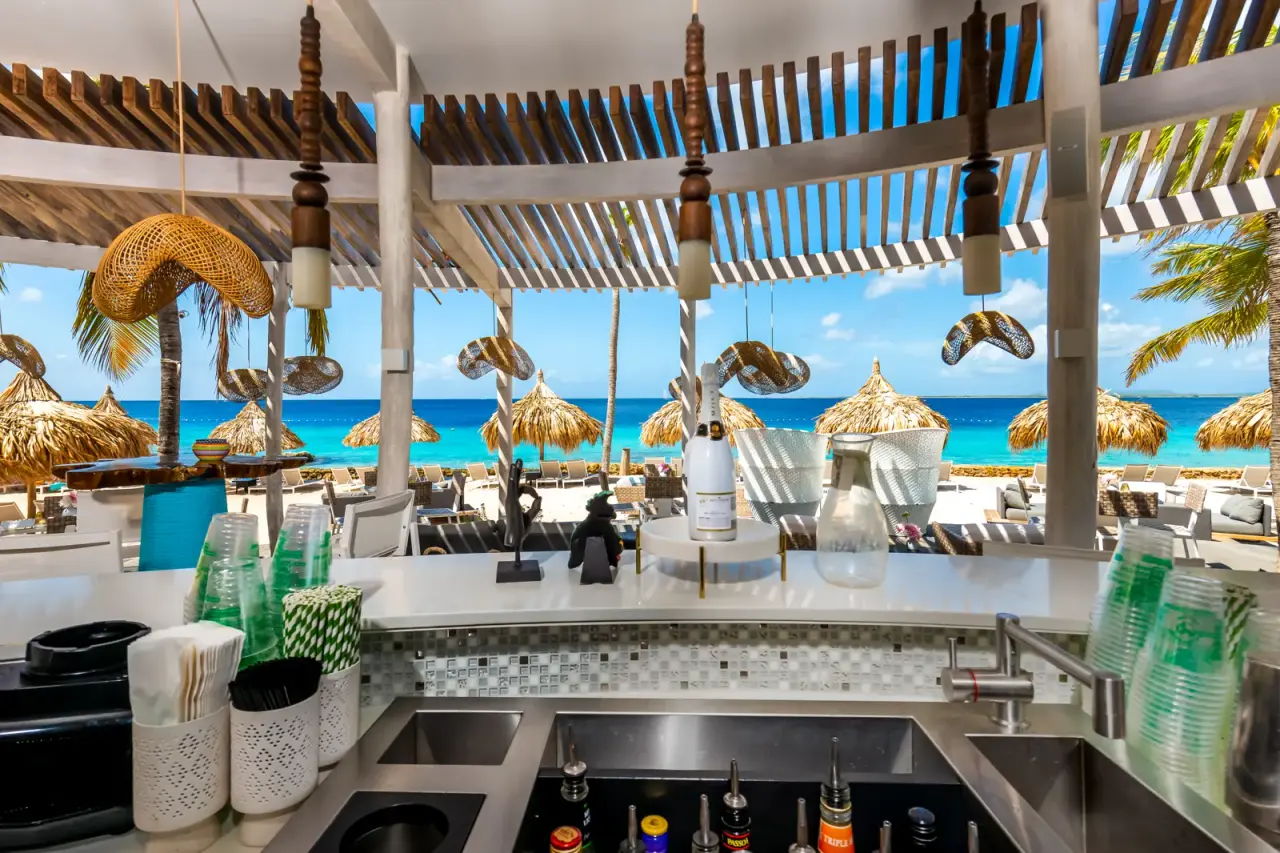 Bar van Van der Valk Bonaire met uitzicht op het strand en de parasols