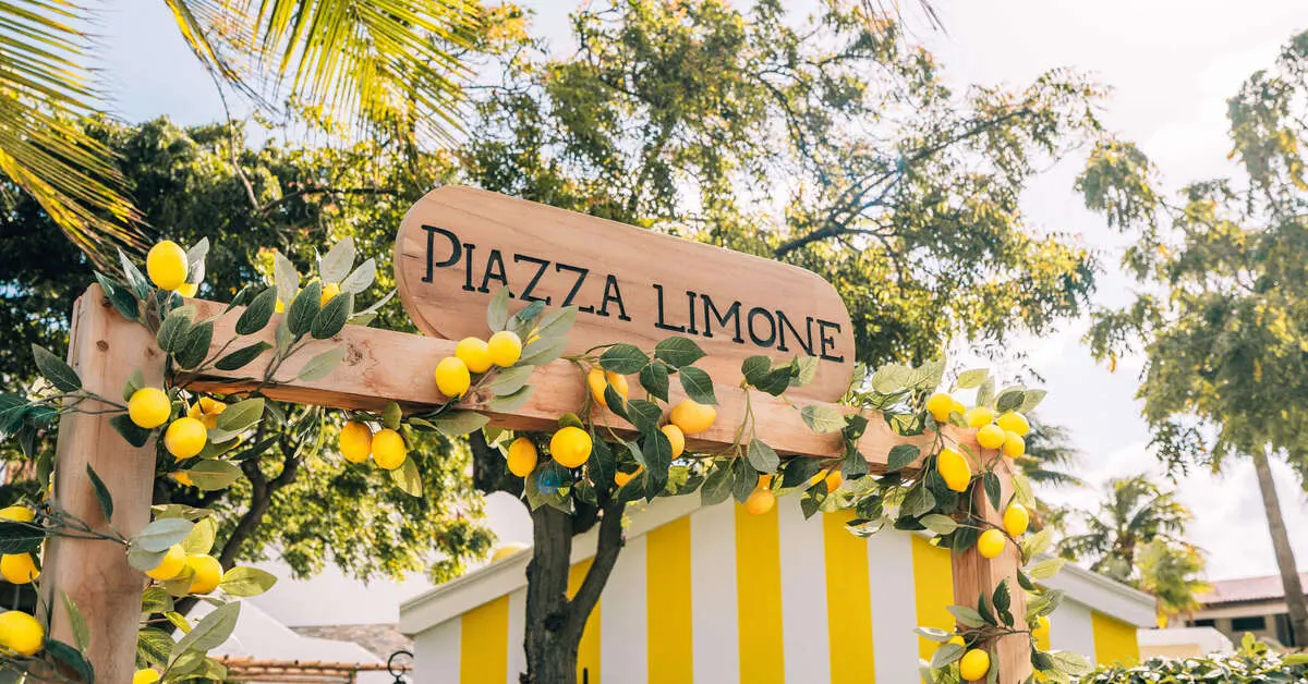 Houten bord van Piazza Limone bij Van der Valk Bonaire met citroenen